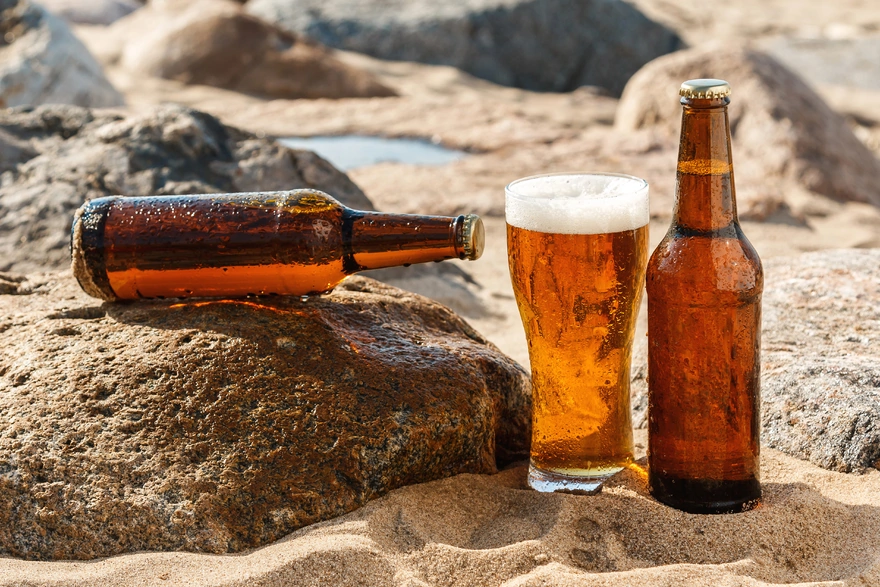 Холодненькое пиво на песке