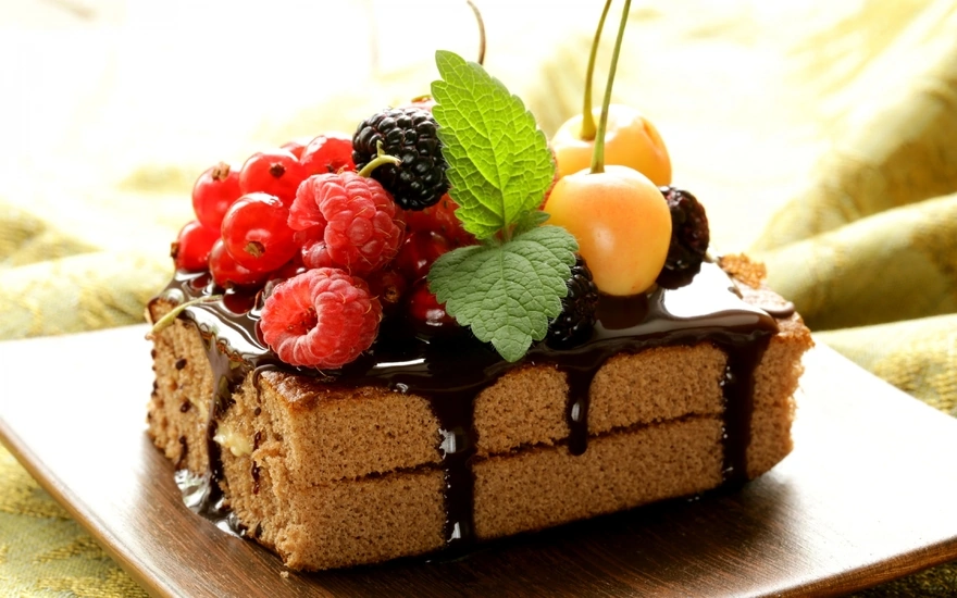 Пирожное политое шоколадом с ягодами