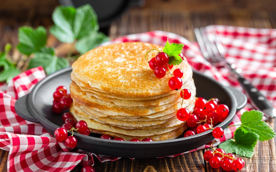 Delicious pancakes with red currants
