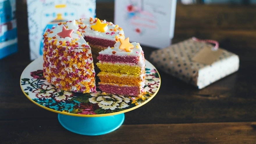 Цветной торт с украшением из звёздочек