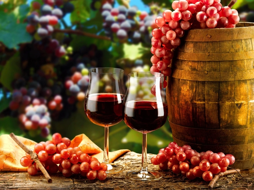 Два бокала с вином и виноград гроздьями