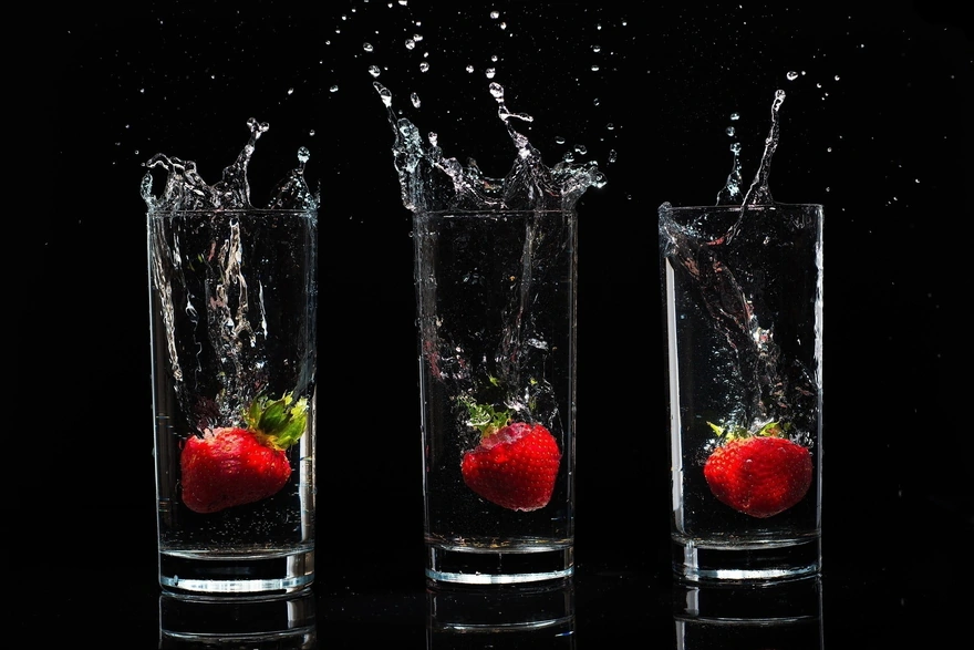 Три ягоды брошенные в стаканы с водой