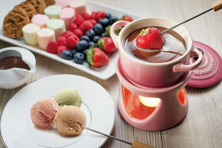 Десерт, мороженое и ягоды с шоколадом украсят Ваш рабочий стол