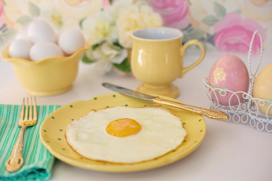 Жареное яйцо на завтрак