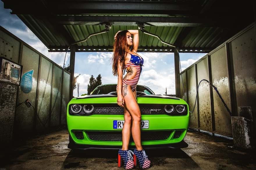 Картинка: Девушка, купальник, тату, туфли, автомойка, автомобиль, Америка, зелёный