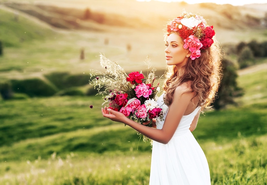 Девушка со цветами в поле