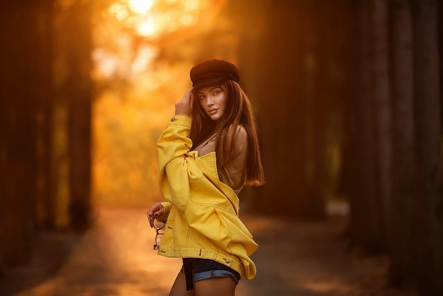 Девушка позирует в жёлтой куртке
