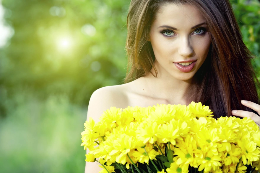 Девушка с жёлтыми хризантемами