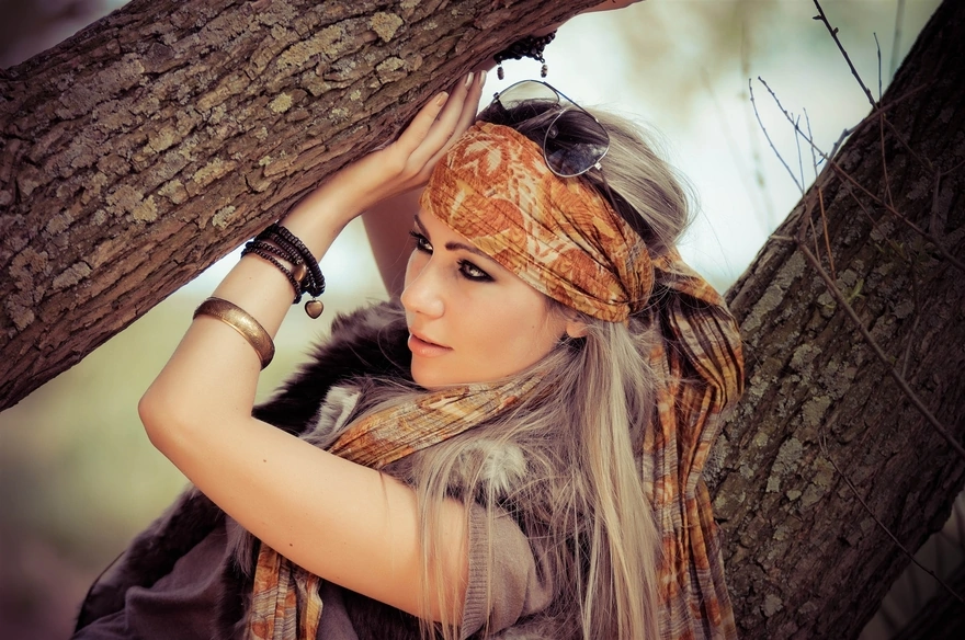 Таинственная девушка позирует между деревьев