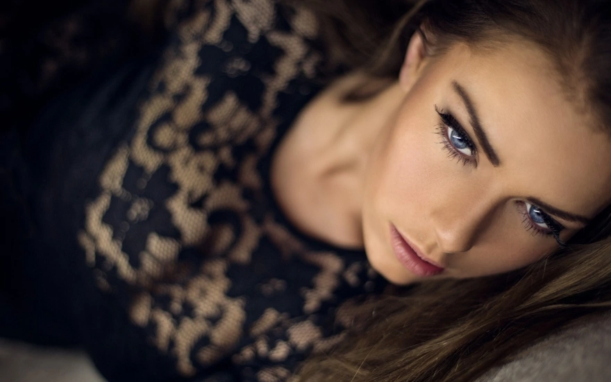 Красивые глаза у брюнетки Katrine Thyge Jensen