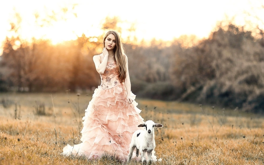Девушка в поле с козлёнком