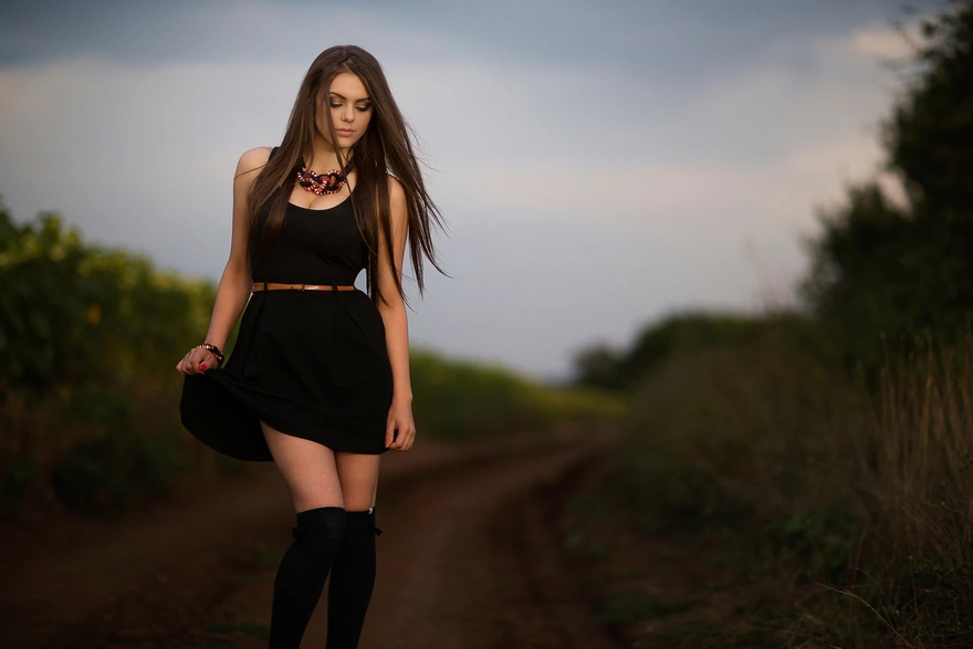 Девушка в чёрном платье