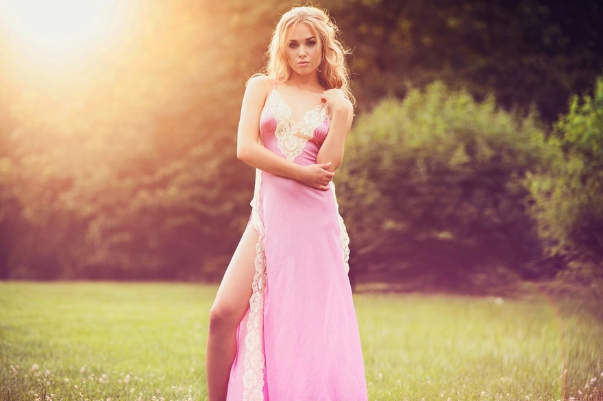 Блондинка в розовом платье