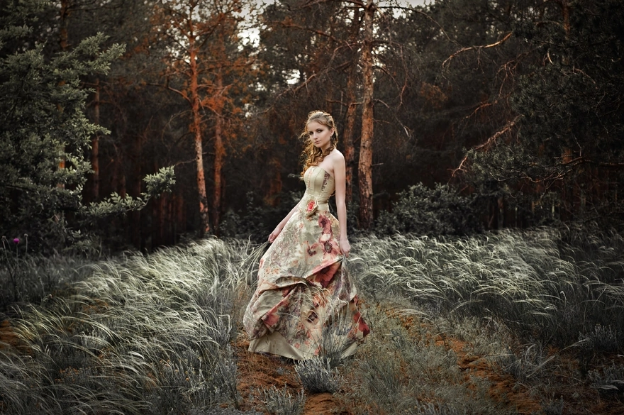 Девушка в лесу, в красивом платье