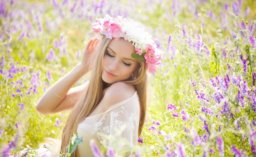 Девушка в поле с венком из цветов на голове