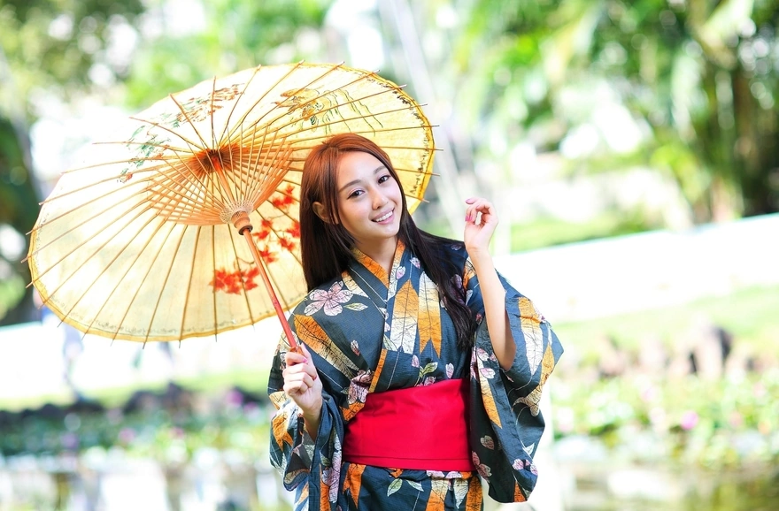 Японка в кимоно с зонтиком