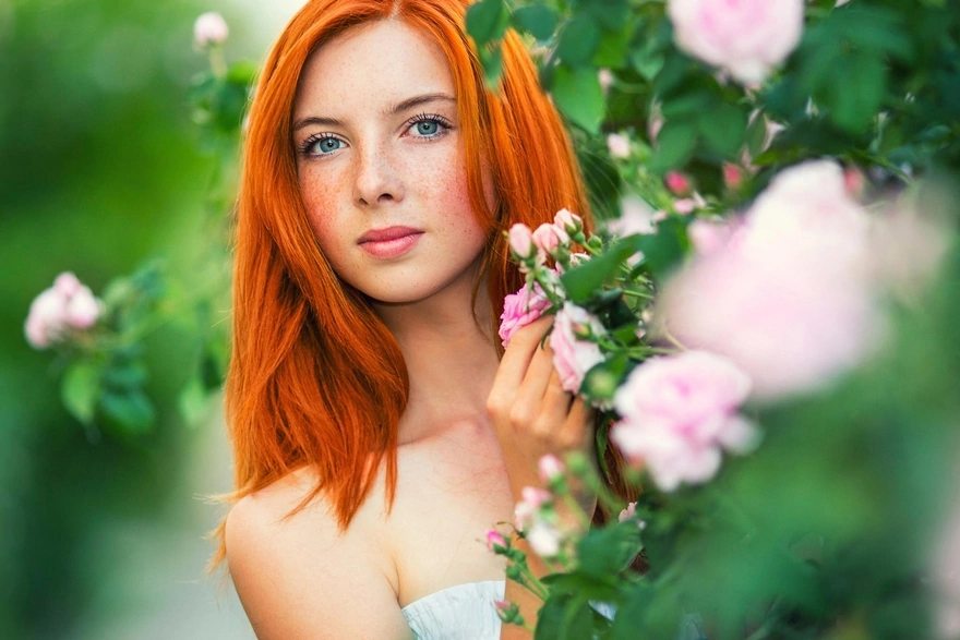 Рыжеволосая девушка с веснушками на лице