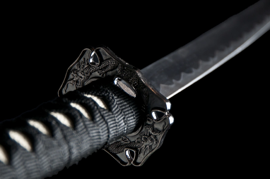 Гравированный дракон на рукоятке меча