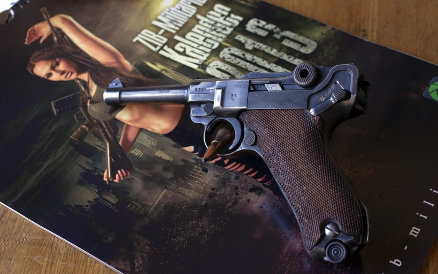 Пистолет Luger лежит на журнале