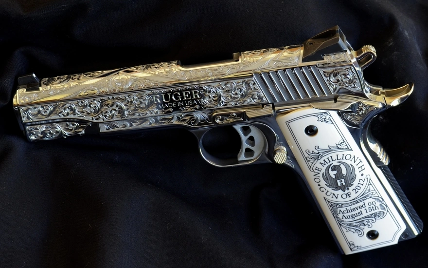Пистолет Ruger сделанный в США с красивой гравировкой в 2012 году