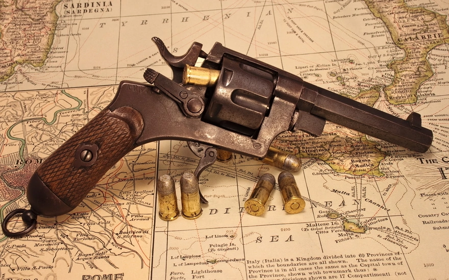 Револьвер с патронами лежит на карте