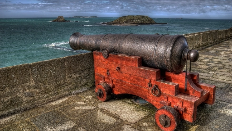 Gun on the wall defensive fortress in Saint-Malo