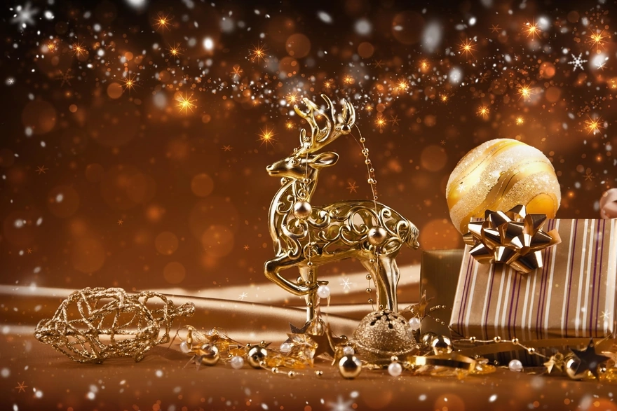 Новогодний декор с фигуркой золотого оленя