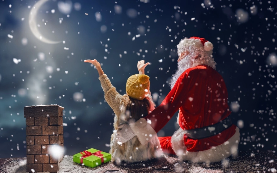 Санта Клаус и девочка на крыше с подарком