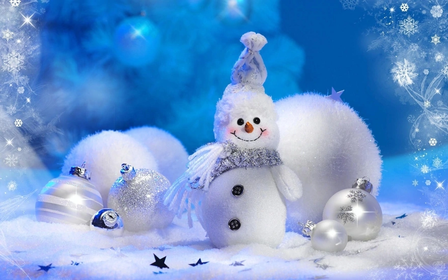 Весёлый снеговичок с ёлочными шарами