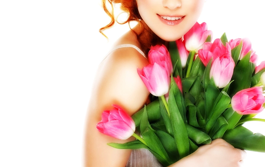 Девушка держит в руках букет тюльпанов