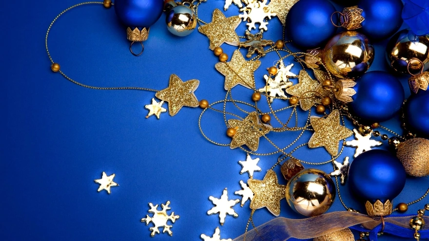 Синие и золотистые ёлочные шары со звёздочками и снежинками. 