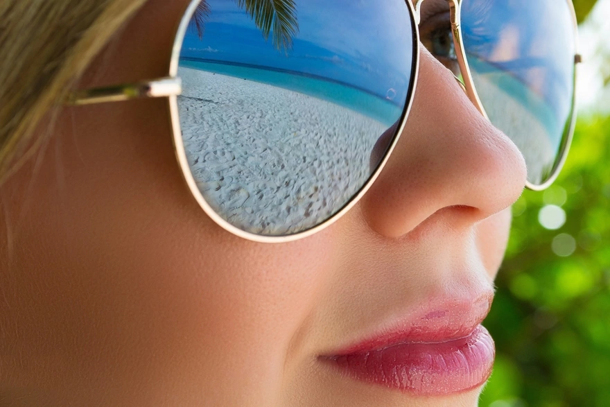 Картинка: Очки, отражение, пляж, песок, море, небо, девушка, лицо, блондинка