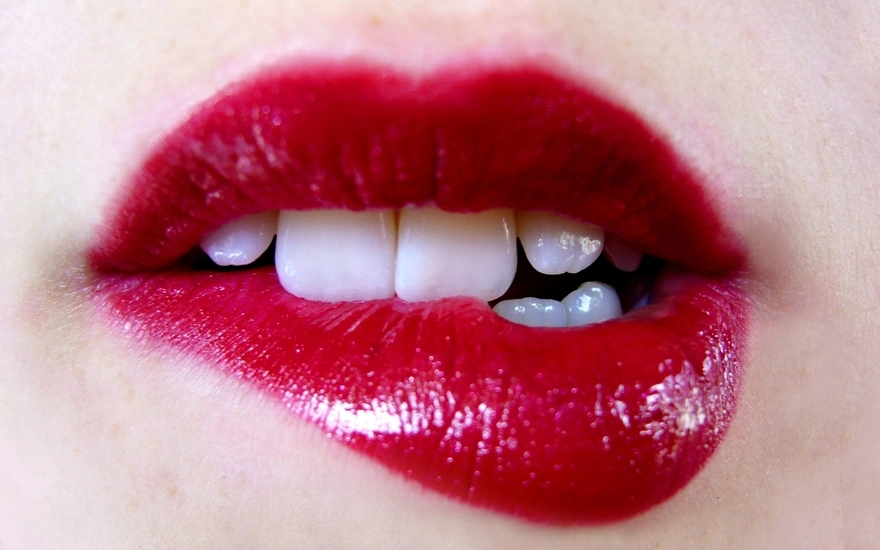 Восхитительные алые губы