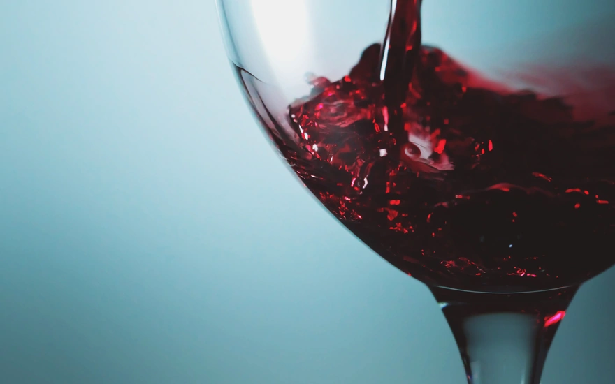 Красное вино в бокал