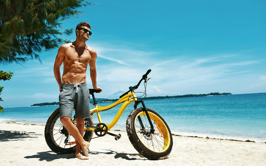 Мужчина в очках с крутым велосипедом