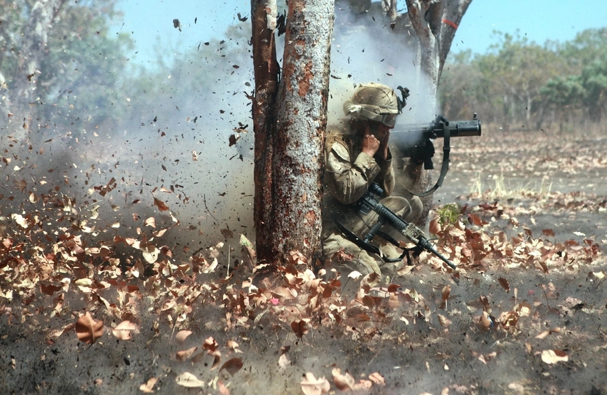 Морские пехотинцы стреляют из многоцелевого штурмового оружия на учениях