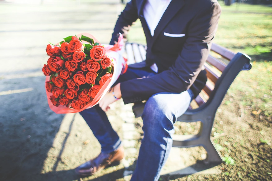 Мужчина с букетом роз пришёл на свидание