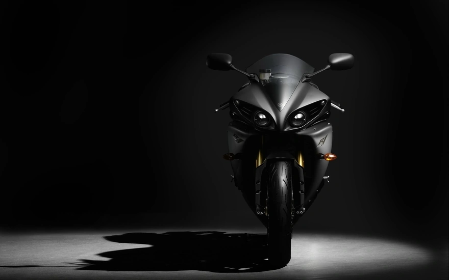 Чёрный Yamaha, вид спереди