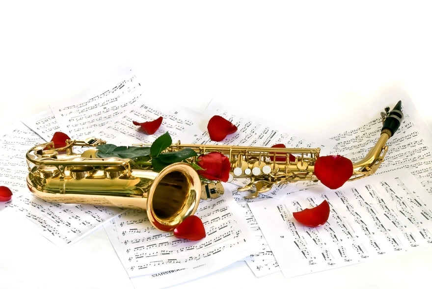 Саксофон с лепестками роз на нотах