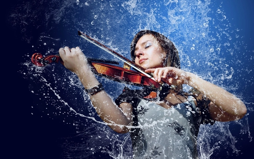Девушка виртуозно играет на скрипке под дождём