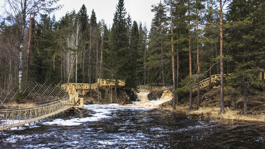 Мостик через речку, в таежном лесу