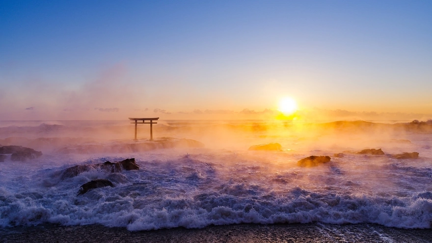 Ворота в море на закате солнца