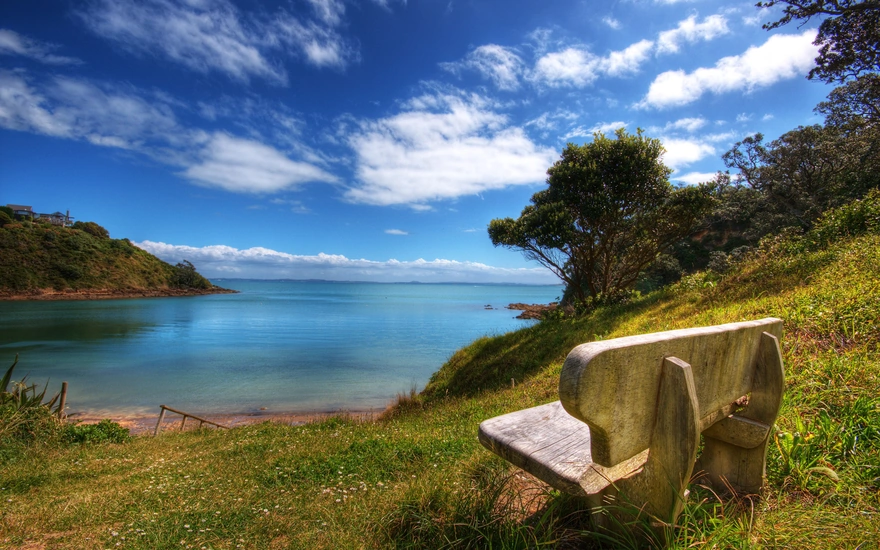 Одинокая скамейка возле берега