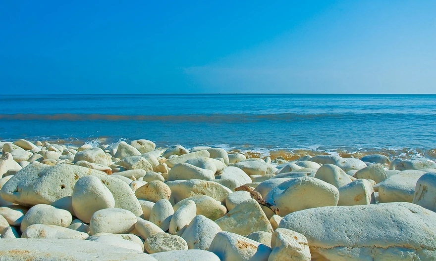 Красивое синее море и камни завораживают взгляд. 