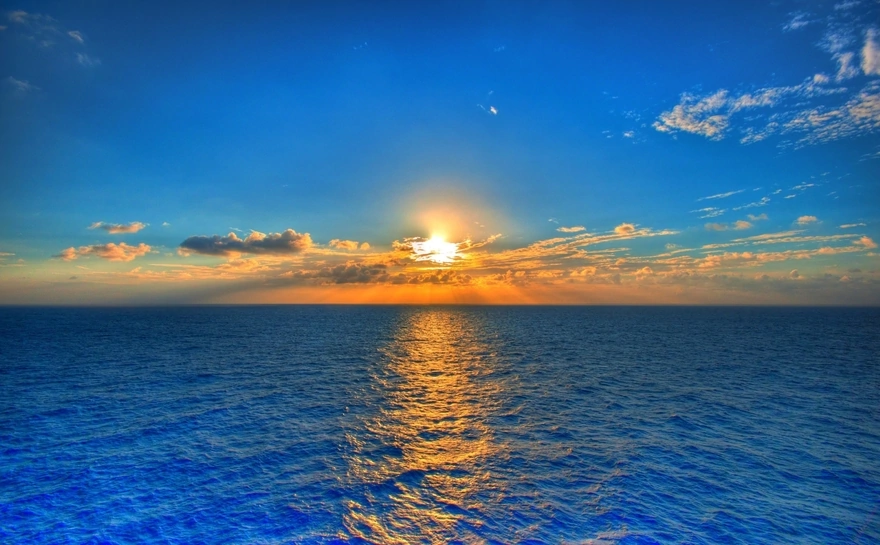 Солнце над синим морем