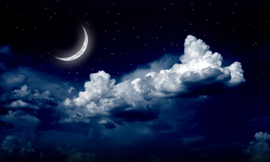 Облака в ночном небе на фоне месяца и звезд