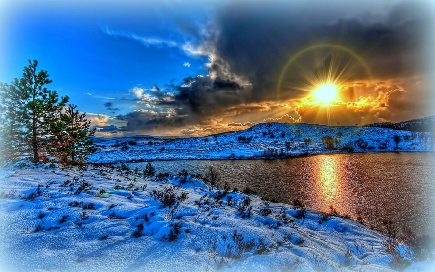 Солнце в тучах освещает зимнюю речку