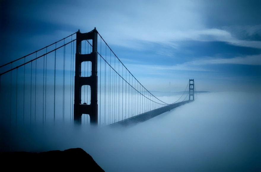 Красивый пейзаж на мост окутанный туманом