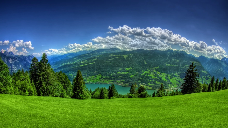 Красивый вид на зелёные горы