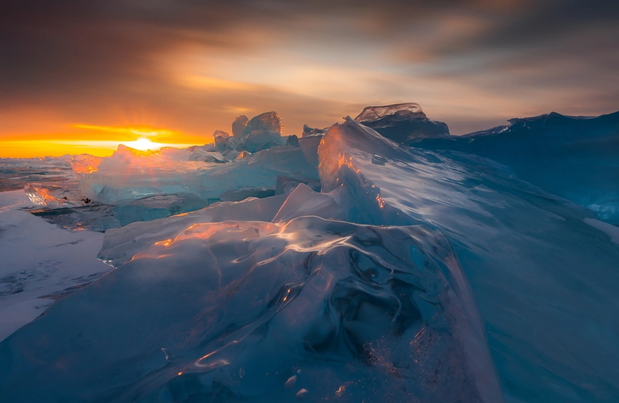 Отражение заката на льду